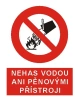 Bezpečnostní tabulka NEHAS VODOU ANI PĚNOVÝMI PŘÍSTROJI Bezpečnostní tabulka NEHAS VODOU ANI PĚNOVÝMI PŘÍSTROJI