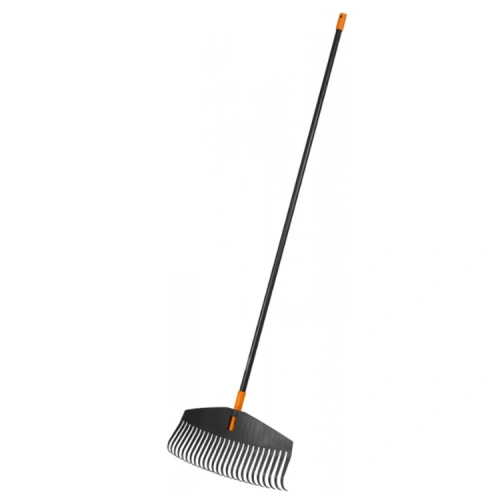 Hrábě FISKARS SOLID L na listí.jpg